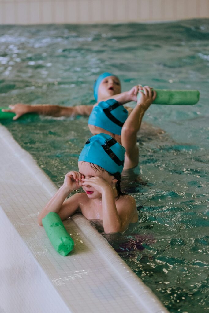 Sportoló gyerekek edzés közben különböző testalkati adottságokkal